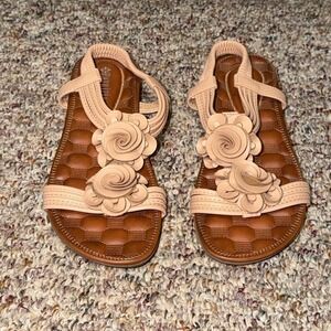 NWOT Women's Patrizia by spring step size 50 Tan Floral Sandals, US size 9